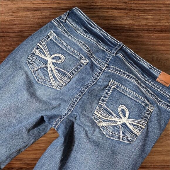 Wallflower The Lucious Curvy Bootcut Jeans - Picture 4 of 7